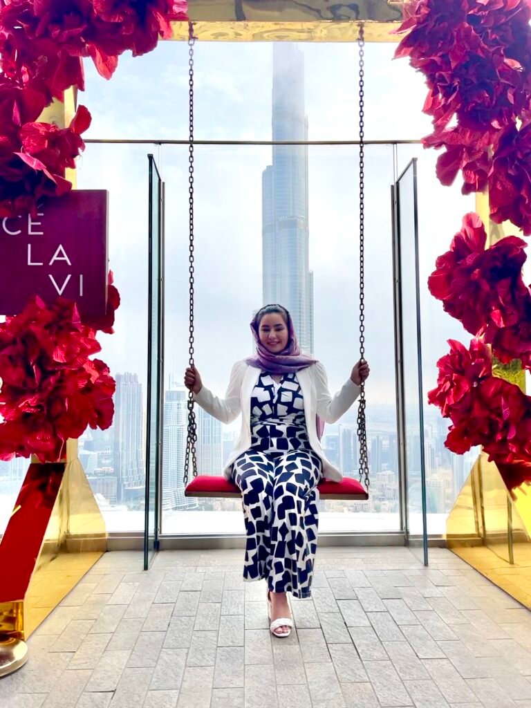 Tiane Berny CEO Agência Penso no restaurante Ce La Vi Dubai - ao fundo o Burj Khalifa