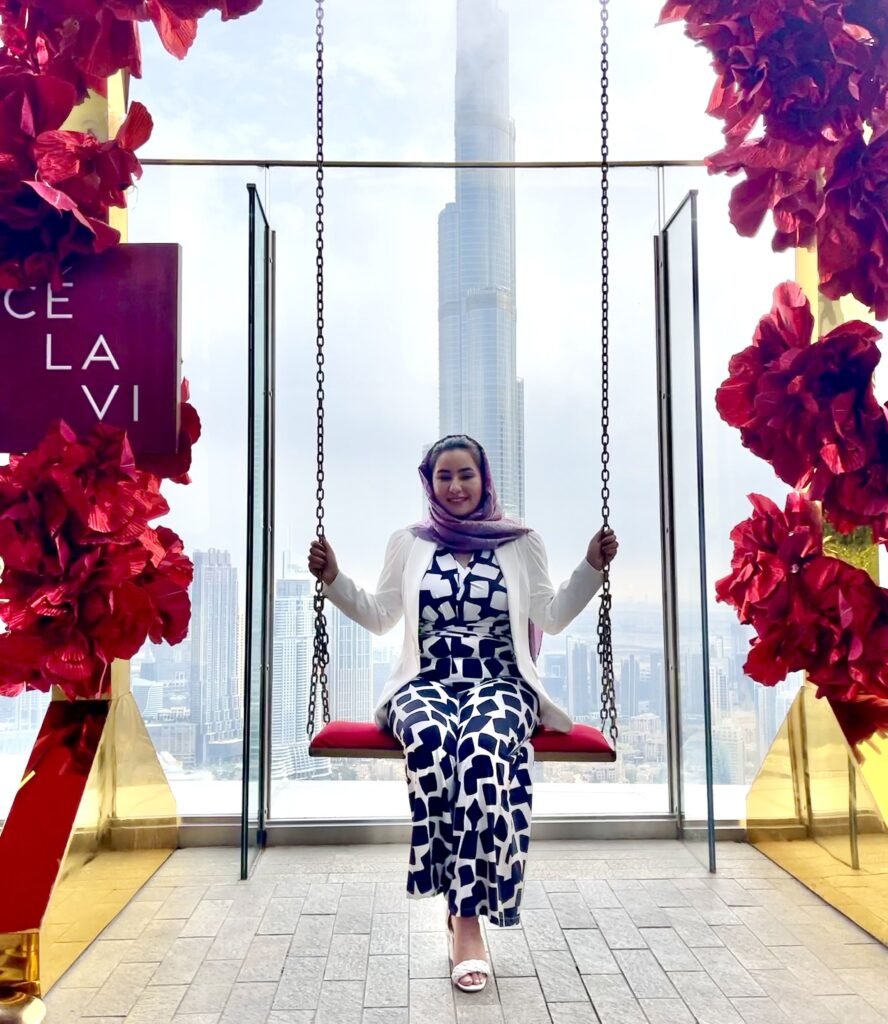 Tiane Berny CEO Agência Penso no restaurante Ce La Vi Dubai - ao fundo o Burj Khalifa, prédio mais alto do mundo