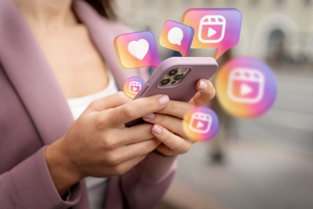 Instagram Pessoa usando o celular